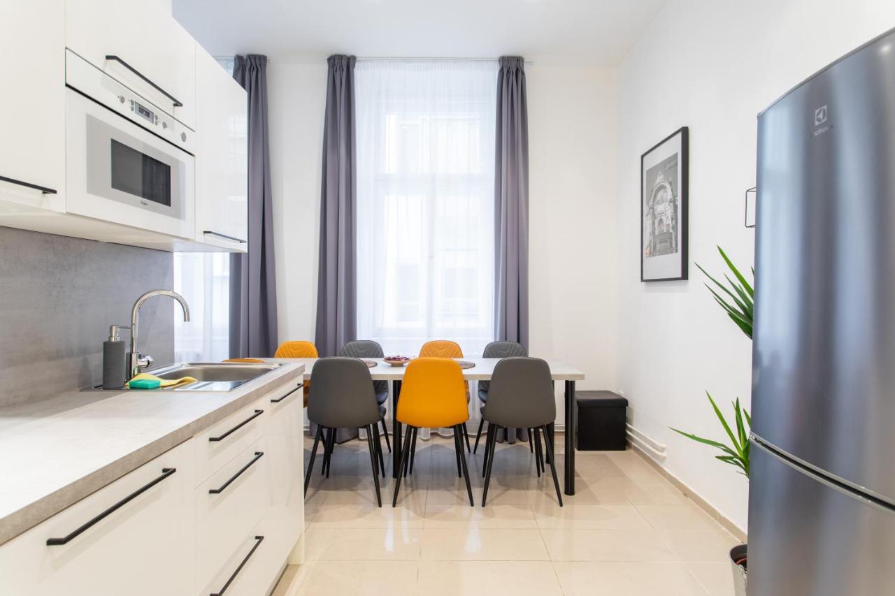 Spacious Apartments Near The River Prága Kültér fotó