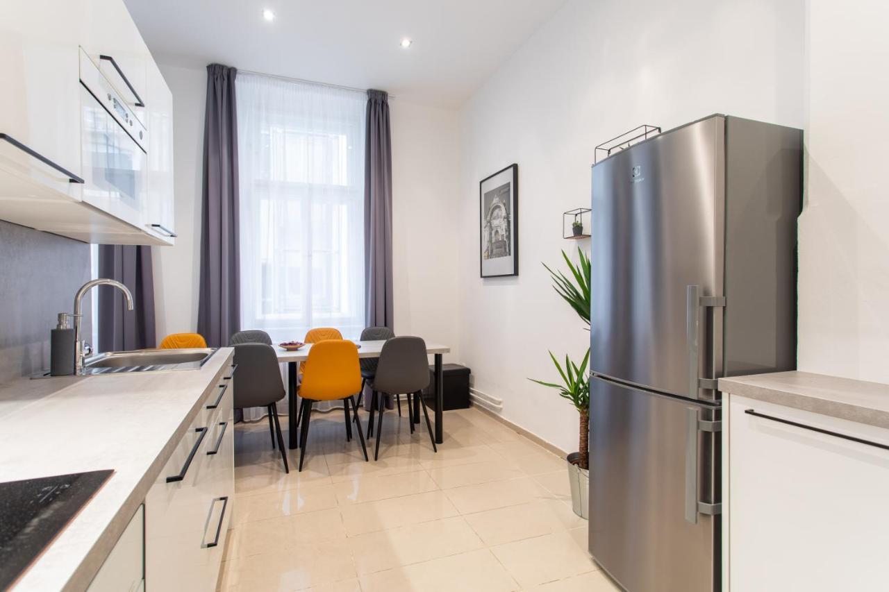 Spacious Apartments Near The River Prága Kültér fotó