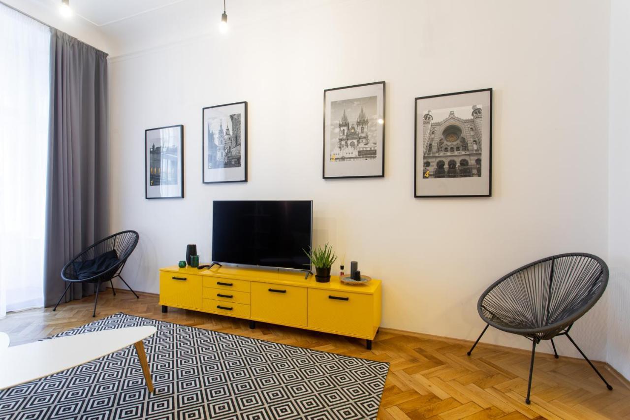 Spacious Apartments Near The River Prága Kültér fotó