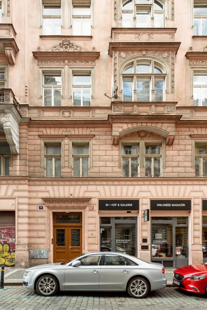 Spacious Apartments Near The River Prága Kültér fotó